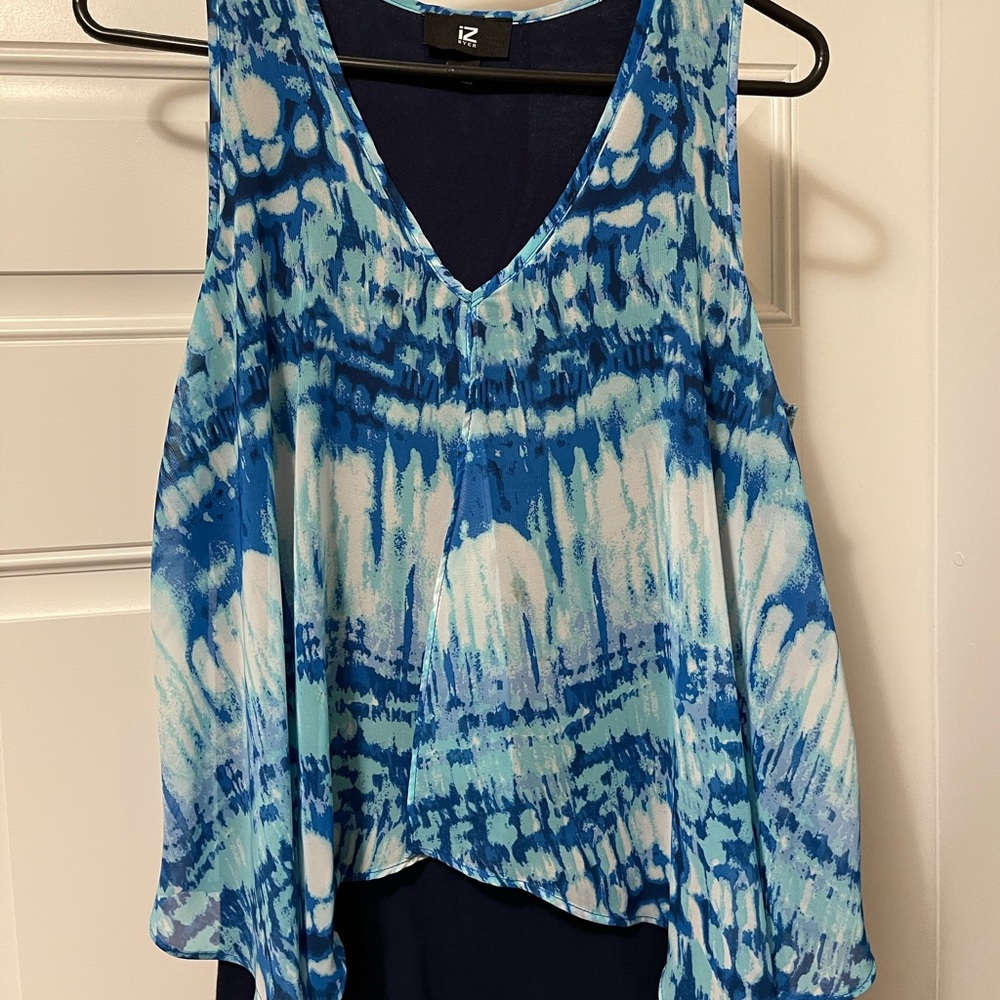 Feminine V-neck free-flowing tank top